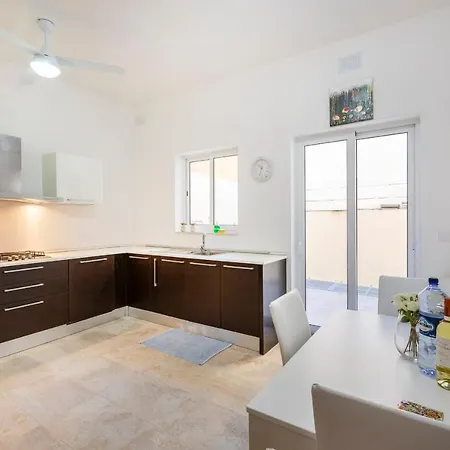 Gozo Suite-hosted By Sweetstay Apartament